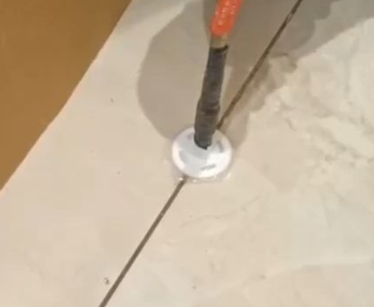 郑州市瓷砖空鼓维修公司专业解答瓷砖在铺贴过程中，如果没有涂抹均匀到位的粘结材料（如水泥砂浆或瓷砖胶），可能会导致以下问题