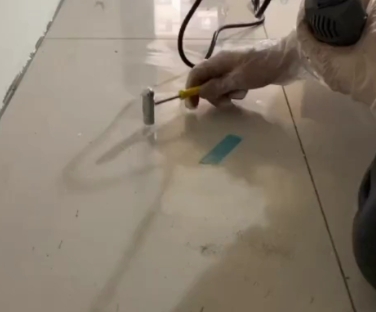 郑州市瓷砖开裂维修公司专业分享瓷砖在铺贴前如果没有沥干水分，将会导致以下问题